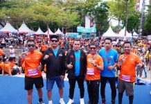Ketua KONI Ahmad Susanto dan Kadispora Pattiware Berikan Hadiah bagi Pemenang Makassar Half Maraton 2023