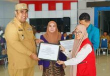 Bupati Maros Chaidir Syam Serahkan Beasiswa PKH untuk 392 Orang