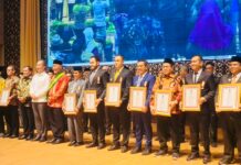 Dekopin Ganjar Ketua DPRD Maros Patarai Amir Penghargaan Koperasi Nasional