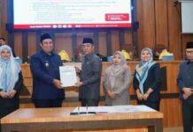 Kompaknya Bupati Chaidir Syam bersama Wakil Bupati Suhartina Bohari di Rapat Paripurna DPRD Maros