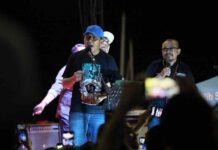 Hibur Pengunjung Anjungan Pantai Losari, Danny Pomanto Nyanyikan “Kehilangan”