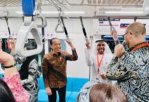 Hindari Jalan Macet, Jokowi Bergelantungan di Gerbong MRT, Dubes Asing Ikut Enjoy