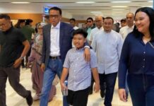 Ratusan Warga Sambut Prof NA di Bandara: Dia Pemimpin Yang Berani Tanggung Jawab