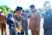 Prof. NH Berikan Penghargaan untuk Bupati Maros Chaidir dan Ketua DPRD Patarai Amir