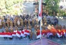 HUT RI Ke-78, Camat Tallo Alamsyah Bersama Kepala Kesbangpol Bagikan Bendera Merah Putih
