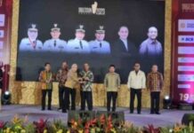 Satu Panggung Khofifah, Taufan Pawe Terima Penghargaan Kepala Daerah Terbaik Tingkat Nasional
