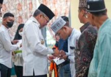 Taufan Pawe Salurkan Insentif Triwulan I Untuk Ketua RT hingga Imam Masjid