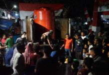 Warga Kesulitan Air Bersih, Camat Tallo Alamsyah Sahabuddin Setia Dampingi Penyaluran