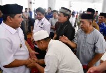 Silaturahmi dengan Warga Gowa, Pj Gubernur Bahtiar Salat Jumat di Masjid Syekh Yusuf