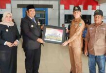 Keakraban Bupati dan Wakil Bupati Maros: Kompak Serahkan Sertifikat ADWI hingga SK THT