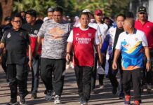 Pj Gubernur Sulsel Bahtiar bersama Istri Jalan Sehat di GOR Sudiang