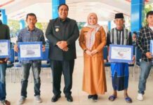 Jaga Keselamatan Kerja, Bupati Maros Bagi Gratis 156 Pelampung