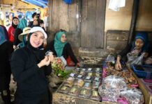 Akhir Pekan, Sofha Marwah Bahtiar Borong Cemilan Tradisional di Malino Gowa