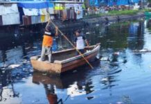 Satgas Drainase Dinas PU Makassar Gencar Bersihkan Sampah di Kanal Jembatan Merah