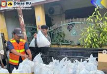 Kadis PU Makassar Bagi-bagi Sembako di Lorong Wisata