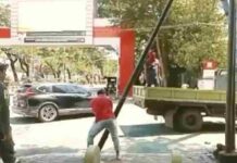 Kadis PU Makassar Cabut Tiang Kabel Fiber Optik Ilegal di Jalan Penghibur