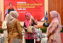 Wujudkan Wirausaha Profesional, Dekranasda Sulsel Bekali Pelatihan Anyaman dan Ecoprint