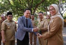 Tekan Laju Inflasi, Bank Sulselbar Cabang Bantaeng Serahkan 1.000 Bibit Tanaman Cabai