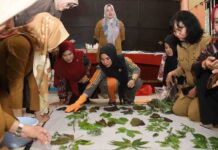 Tak Canggung, Lihat Aksi Sofha Marwah Bahtiar Belajar Teknik Ecoprint Bersama Peserta Program PKW 2023
