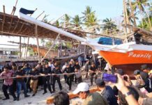 Aksi Pj Gubernur Bahtiar Ikut Annyorong Lopi Bersama Warga Bontobahari di Bulukumba