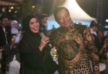 Hadiri Puncak Festival Phinisi Bulukumba, Ketua TP PKK Sulsel Dampingi Pj Gubernur Bahtiar