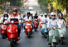 Hari Sumpah Pemuda, Danny-Fatma Keliling Makassar Naik Vespa Bareng Skuteris se-Sulsel