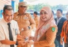 Bupati dan Wabup Maros Serahkan Penghargaan PROKLIM dan Penyerahan Santunan BPJS