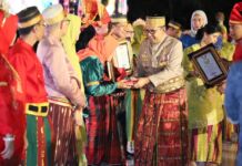 Momen HUT Makassar, Wali Kota Danny Pomanto Bagikan Penghargaan