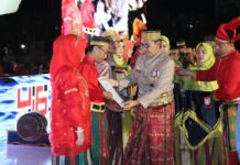 Momen HUT 416 Makassar, Wali Kota Danny Beri Penghargaan Pegawai Teladan Yang Berdedikasi