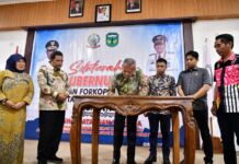 Disaksikan Pj Gubernur Bahtiar, Bupati Luwu Tandatangani NPHD Pilkada 2024