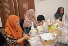 Genjot Pertumbuhan dan Perkembangan Industri Kreatif, Dinas Koperasi dan UKM, DWP Makassar Gelar Training Decoupage 3D Glass Bottle Art