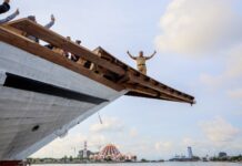 Ditandai Ritual Adat, Dua Kapal Pinisi Adama dan Tungguma Diresmikan