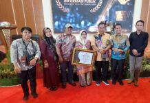 Kades Sambueja Terima Penghargaan Keterbukaan Informasi Publik