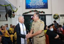 Momen Malam Natal, Pj Gubernur Sulsel Bahtiar dan Wali Kota Danny Sambangi Dua Gereja di Makassar