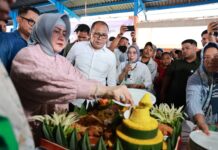 Melihat Kebersamaan Wali Kota Danny, Ketua TP PKK Makassar serta Warga Makan Tumpeng Pada Syukuran Renovasi TPI Poetere