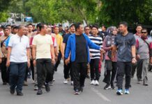 Pj Gubernur Bahtiar, Kapolda Andi Rian R. Djajadi dan Bupati Wajo, Bagi-bagi Sedakah dengan Tebar Senyum Pada Warga di Suasana Pagi