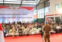 Pj Sekprov Sulsel Serahkan 200 Sertifikat Tanah di 5 Kabupaten dan Kota