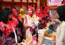 Gunakan Baju Kain Ecoprint Buatan Sendiri, PKW Tercegang, Sofha Marwah Bahtiar Motivasi Mereka Begini