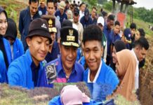 Meski Diguyur Hujan Mahasiswa Unismuh Semangat Tanam Pisang Cavendish
