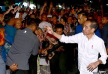 Nginap di Salatiga, Jokowi Bagikan Kaos dan Tas ke Warga Yang Berkerumun di Sekitar Hotel