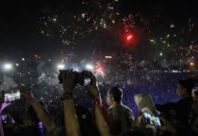 Sambut Tahun 2024 Damkar Makassar Semburkan Warna warni yang Membentuk Bendera Palestina