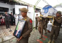 Potret Kebersamaan Pemprov Sulsel saat Berduka, Pj Sekda Pembina Upacara Pelepasan, Satpol PP Menggotong Jenazah Almarhum Rizal Tolinggi