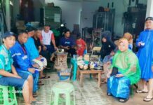 Meski Diguyur Hujan Warga Manggala, LPM dan Binmas Kerja Bakti Bersihkan Drainase