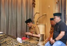 Ibunda Kabag Tapem Berpulang, PJ Sekda Pemkot Makassar Melayat ke Rumah Duka Seraya Berdoa