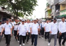 Jalan Santai Pj Gubernur Sulsel Bersama Warga Bantaeng Putihkan Pantai Seruni