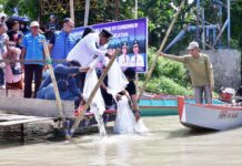 Pj Gubernur Sulsel Menyebar 1 Juta 10 Ribu Benih Ikan di Danau Tempe Kabupaten Wajo