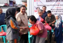 Terima Bantuan Beras dari Pemprov Sulsel, Puluhan Warga Bone Sumringah