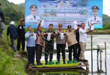 Setiba di Parepare Langsung Pj Gubernur Sulsel Ini Tebar Benih Udang Vaname dan Tanam Pisang Cavendish