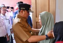 Pj Gubernur Sulsel Silaturahmi Kediaman Petugas KPPS yang Meninggal Dunia Seraya Berdoa dan Menyemangati Keluarga Ditinggal