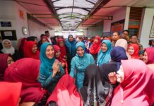 Gelar PKK Goes to School, Sofha Marwah Bahtiar Bagikan Bantuan untuk Siswa di Maros dan Pangkep